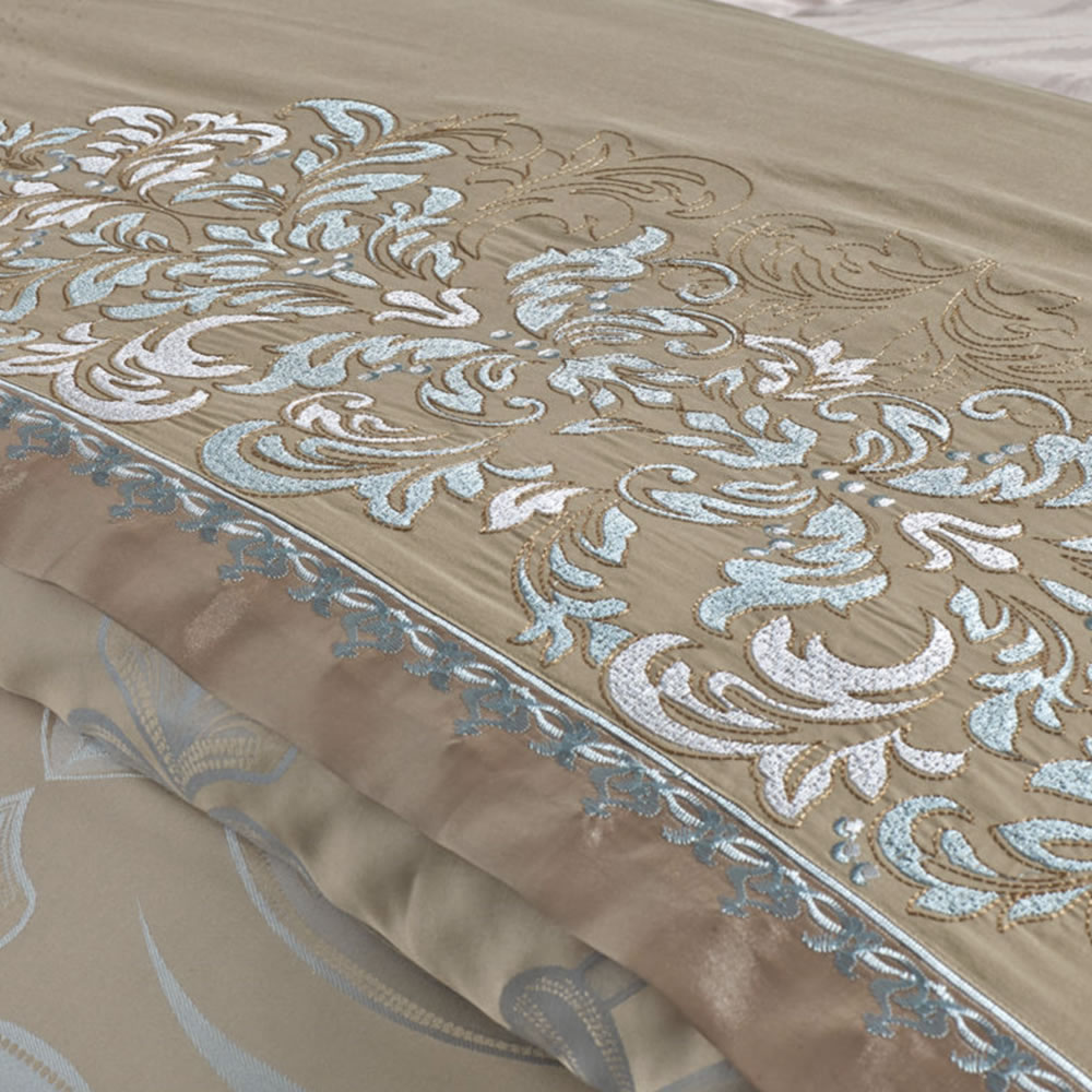 Luxury Bedding Set: image 4